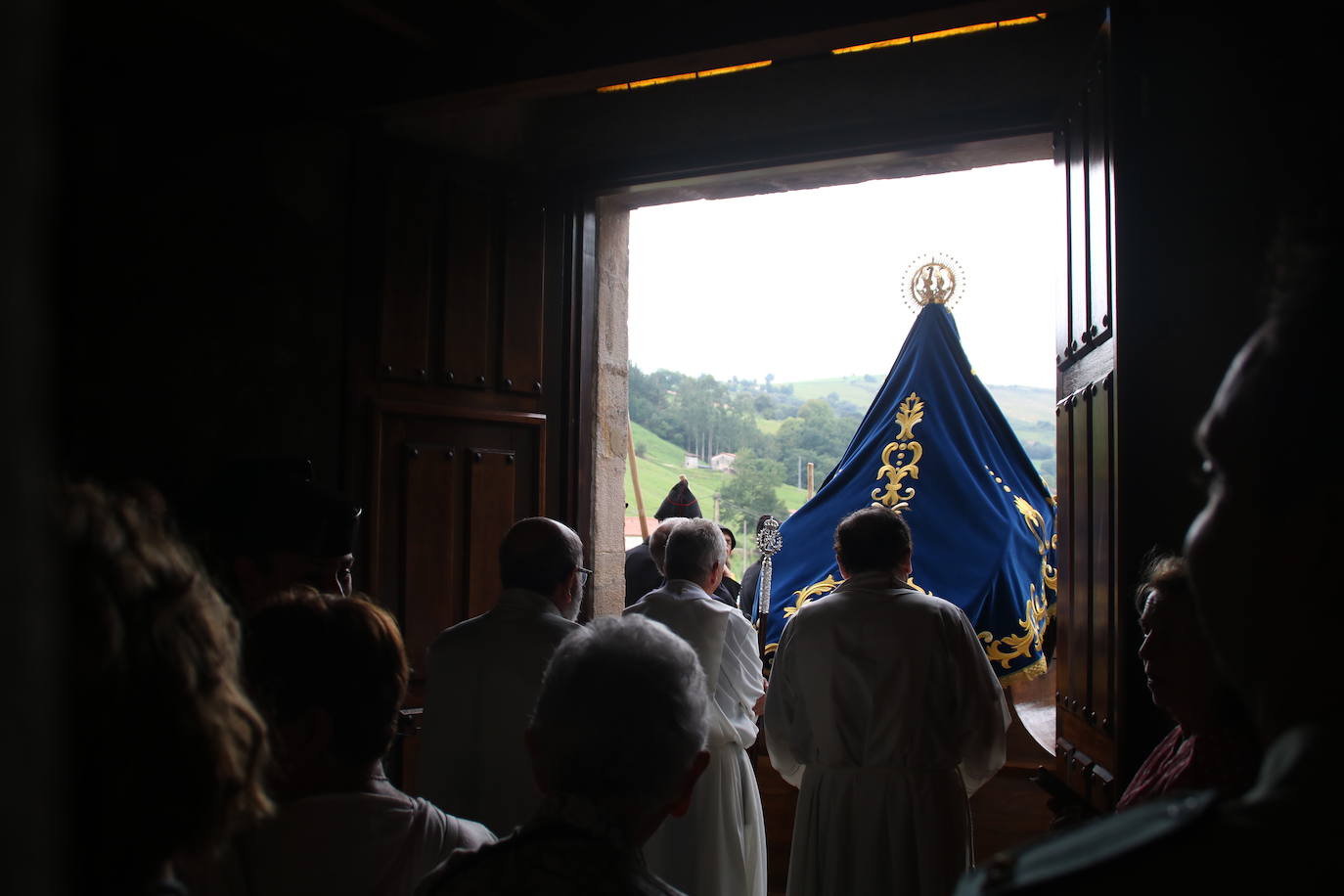 Comienzo de la procesión de la Virgen, que es sacada de su Santuario.