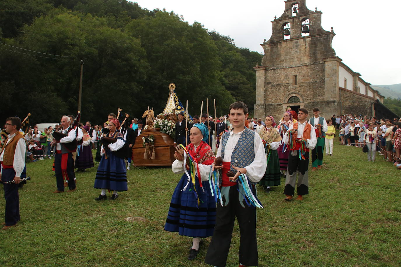 Las danzas, la música y el color acompañan a la Virgen durante todo el recorrido por el prado.