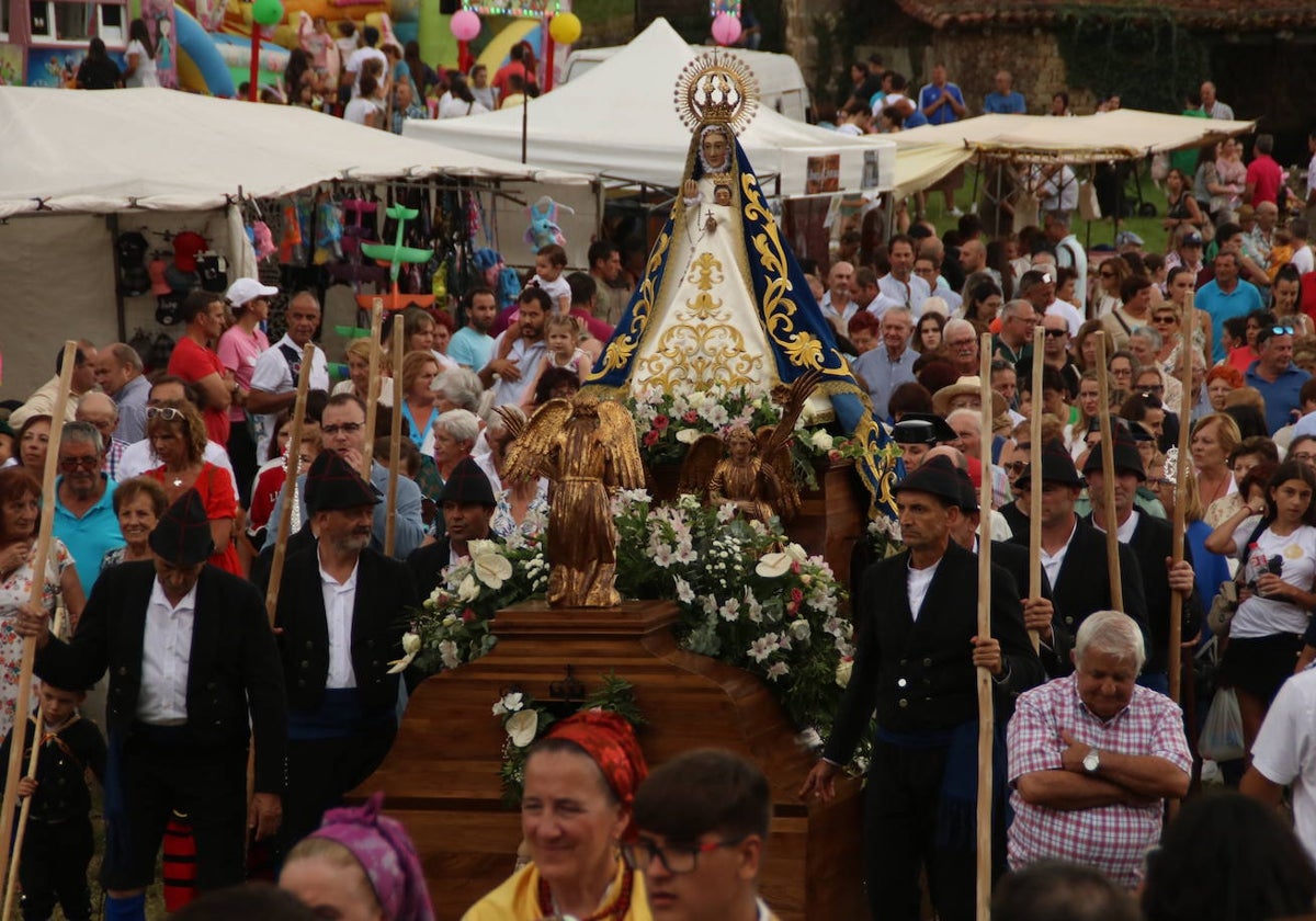 La Virgen de Valvanuz en su carroza triunfal durante la multitudinaria procesión vespertina.