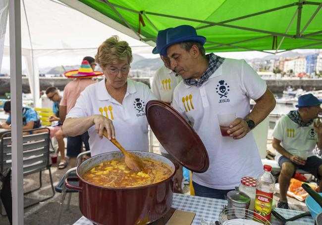 Los participantes afinan sus recetas antes de presentar el cocido.