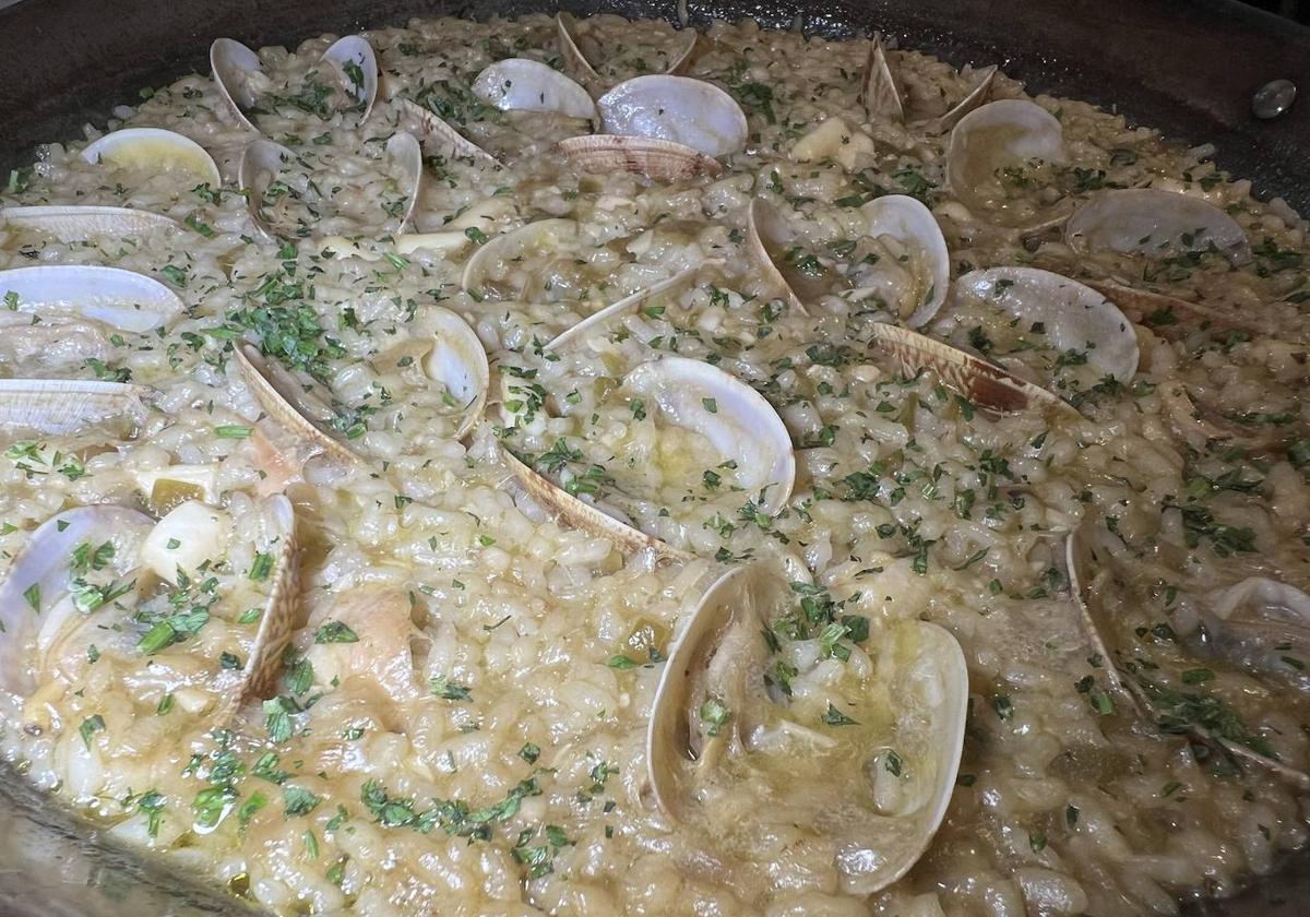 Arroz con almejas y calamar.