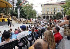 El malabarista presenta su «monociclo de la muerte» al público, en la Plaza Mayor de Torrelavega.