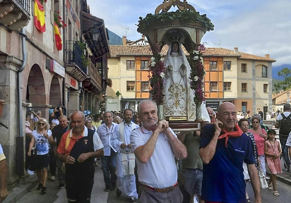 Procesión de la Virgen de Valmayor por las calles de Potes.