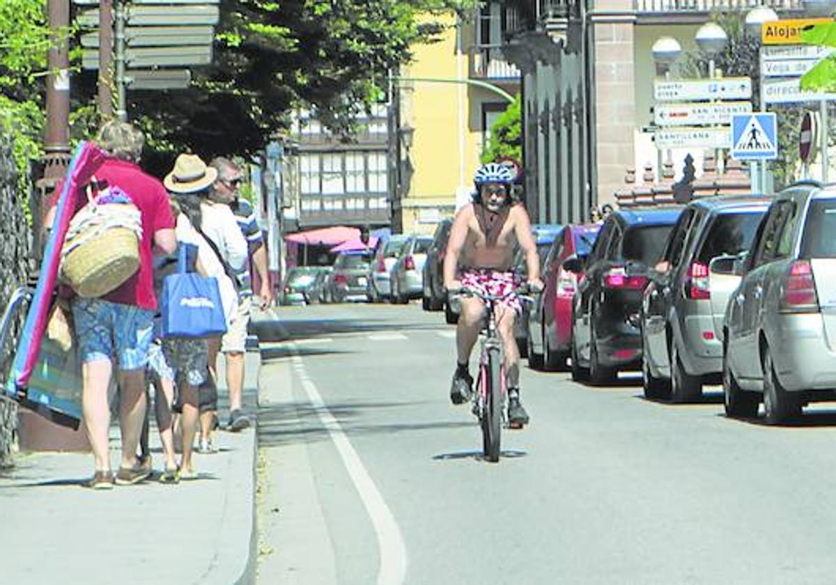 Monumental atasco a la entrada de Comillas, donde la avalancha de coches «ya es insoportable», según la alcaldesa