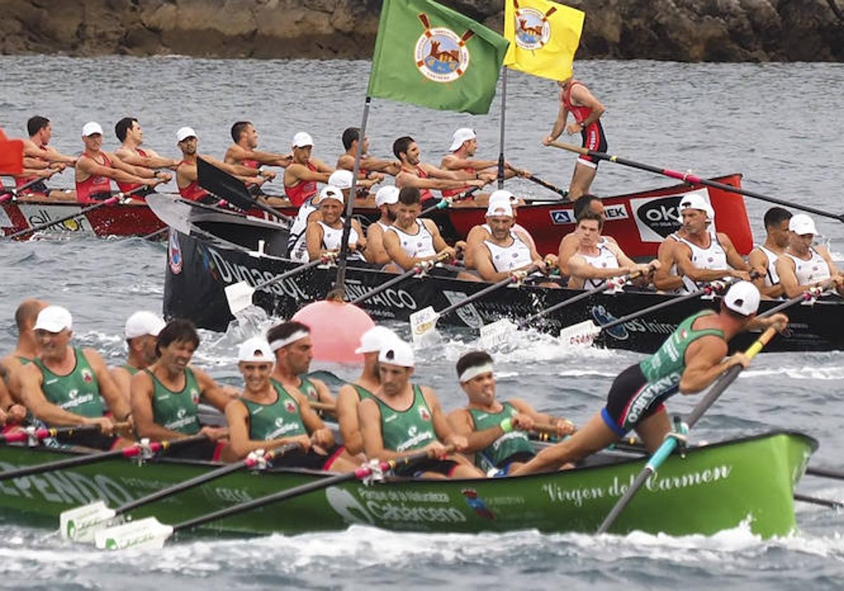 Camargo, en primer término, realiza una ciaboga junto a Pedreña y Zumaia, al fondo.