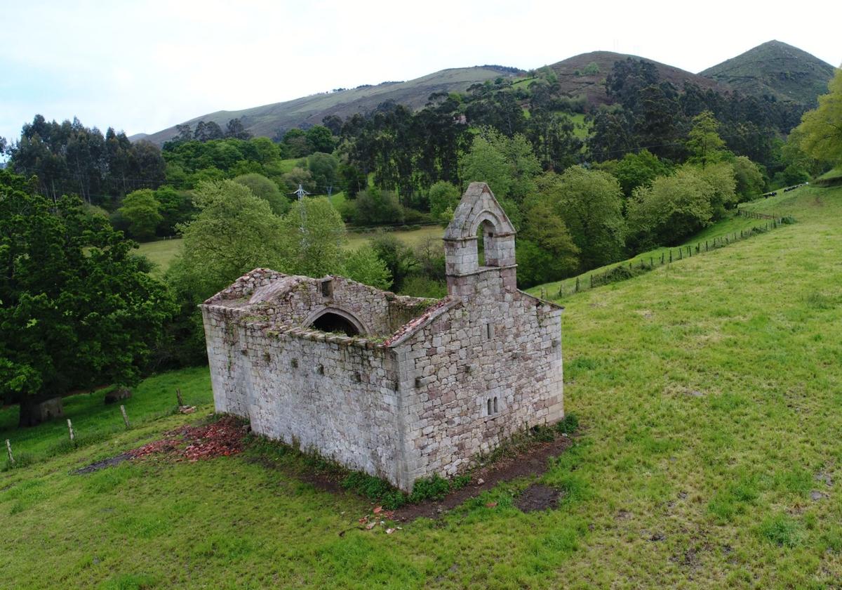 La ermita está situada en una finca entre Cos y Mazcuerras.