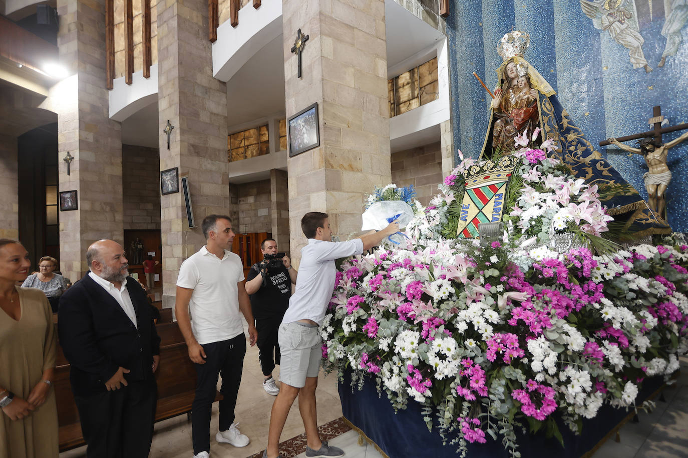 Momento en el que se ha entregado un ramo blanquiazul a la Virgen Grande.