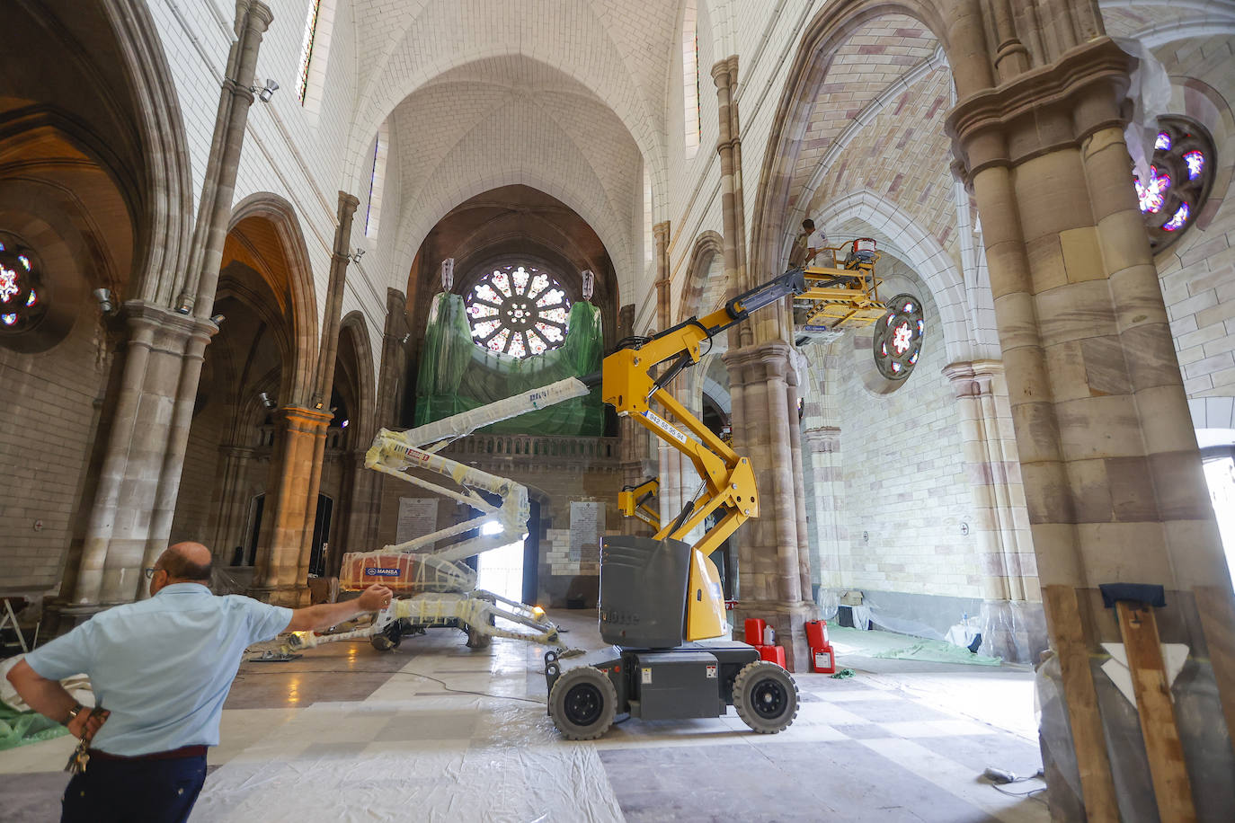 El párroco de la Asunción, Juan Carlos Rodríguez del Pozo, muestra el avance de las obras, este miércoles, en el interior de la iglesia.