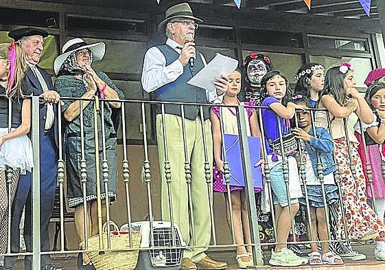 Marcelino Seco soltó la gata bajo la mirada de los asistentes.