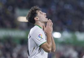 Marco Camus se lamenta en su último partido en los Campos de Sport, frente al Mirandés.