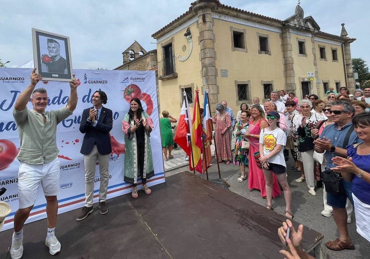 Perujo con uno de los obsequios que le entregó el alcalde de El Astillero.