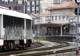 Imagen de archivo de un tren repleto de grafitis llegando a la estación de Torrelavega