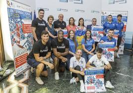 Autoridades y representantes de algunos clubes que jugarán el trofeo posan con el cartel tras la presentación.