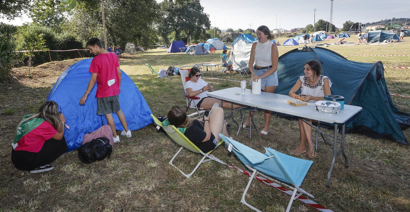 Peñistas charlan en su 'campamento base', este jueves, tras afincarse en esta zona verde del Bulevar.