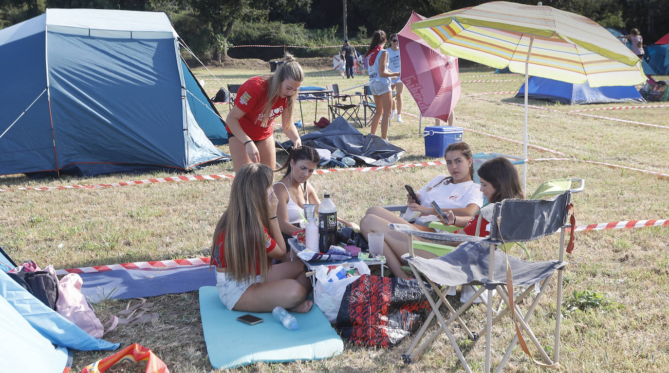 Las sombrillas han estado muy presentes en la tarde de este jueves, una jornada de calor ideal para la acampada.