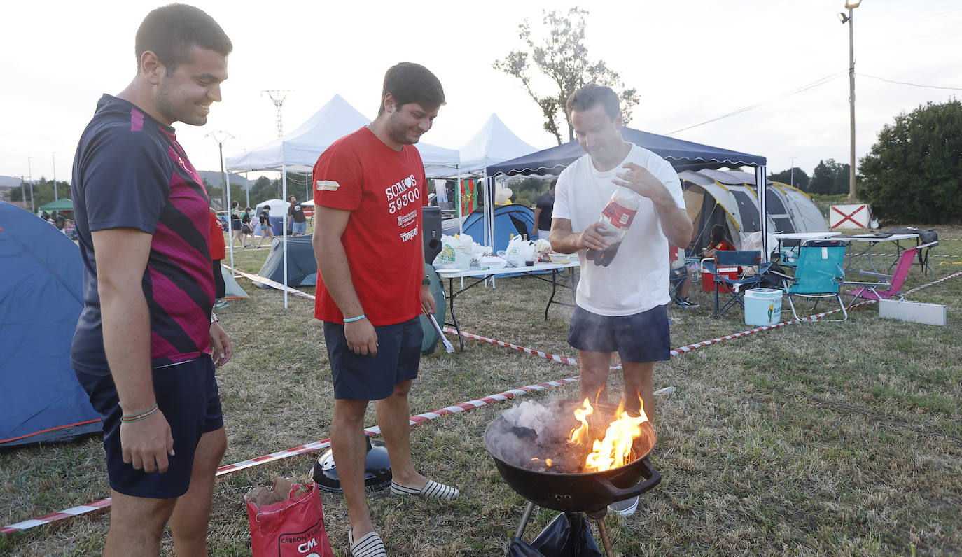 Peñistas preparan un fuego, este jueves, durante la acampada celebrada en Torrelavega. 