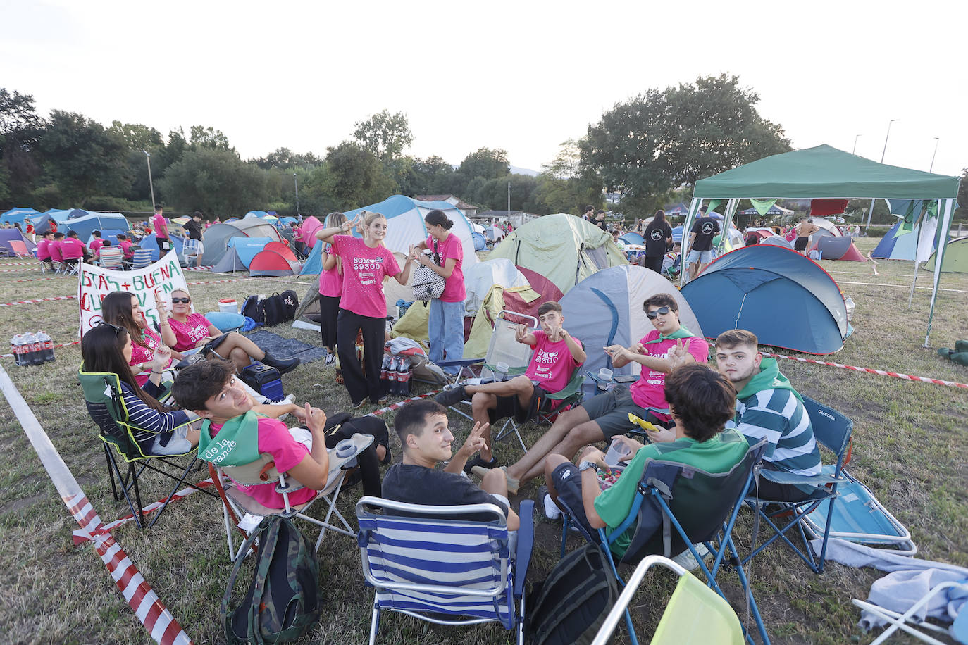 Los colores de las peñas han vuelto a teñir la jornada de fiestas. 