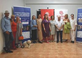 Foto de familia de la presentación del III Festival Internacional de Villacarriedo. De izquierda a derecha: José Luis Callejo, Mariluz Fernández, María José Pereda De Castro, María Eugenia Cuenca, Sofía Palencia, Concepción Revuelta, Sonsoles López, Ángel Sainz, Victoria Herreros, Miguel Rincón, Manuel Ángel Pereda, Marta Saiz Rejado y Martín Vuelta.