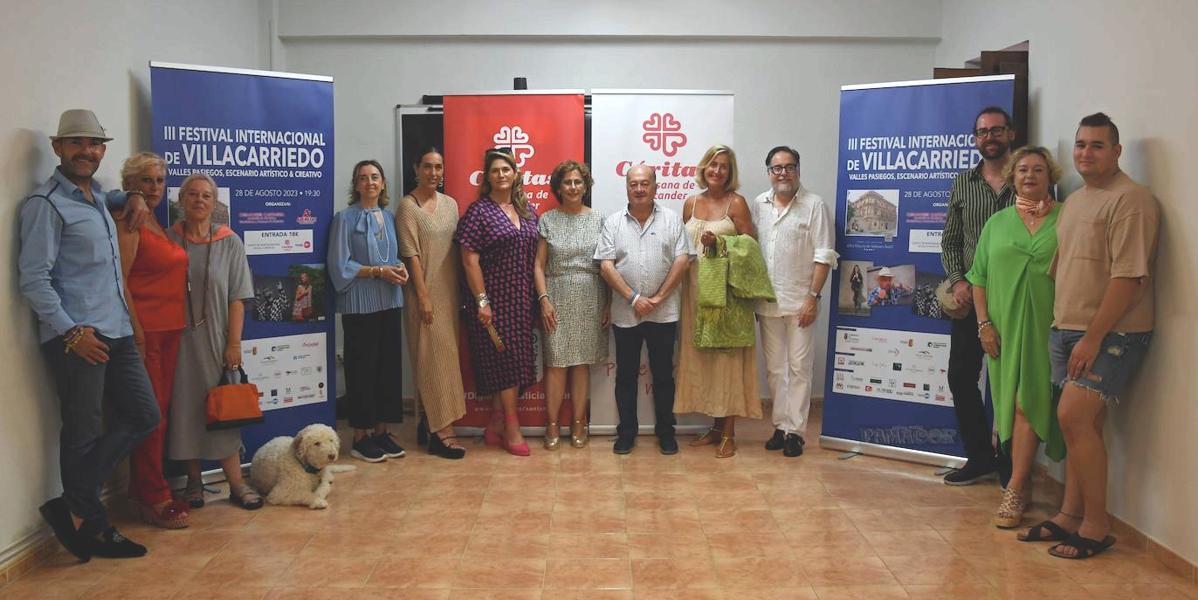 Foto de familia de la presentación del III Festival Internacional de Villacarriedo. De izquierda a derecha: José Luis Callejo, Mariluz Fernández, María José Pereda De Castro, María Eugenia Cuenca, Sofía Palencia, Concepción Revuelta, Sonsoles López, Ángel Sainz, Victoria Herreros, Miguel Rincón, Manuel Ángel Pereda, Marta Saiz Rejado y Martín Vuelta.