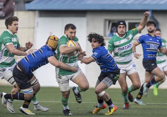 Matías Jabase lleva el balón en un partido ante el Sant Cugat.