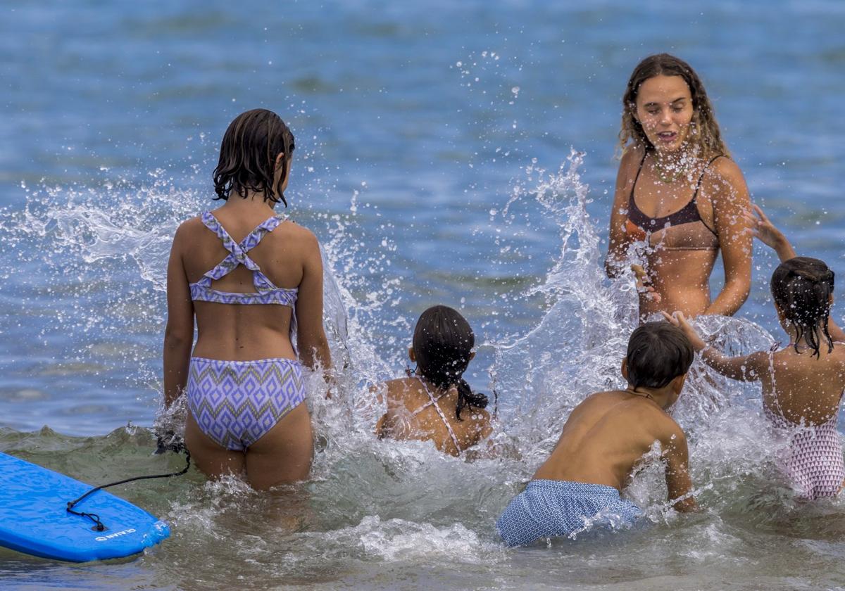 Un grupo de niños se da un chapuzón en laplaya de El Sardinero, ayer, viernes.