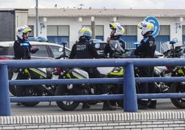 Cuatro agentes de la Policía Local de Santander en una de las jornadas de huelga convocadas por el sector del transporte el año pasado.