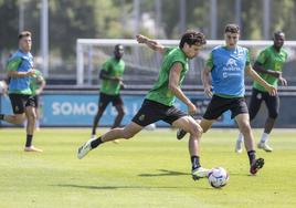 Marco Sangalli golpea el balón en la sesión de ayer, ante Iván Morante.