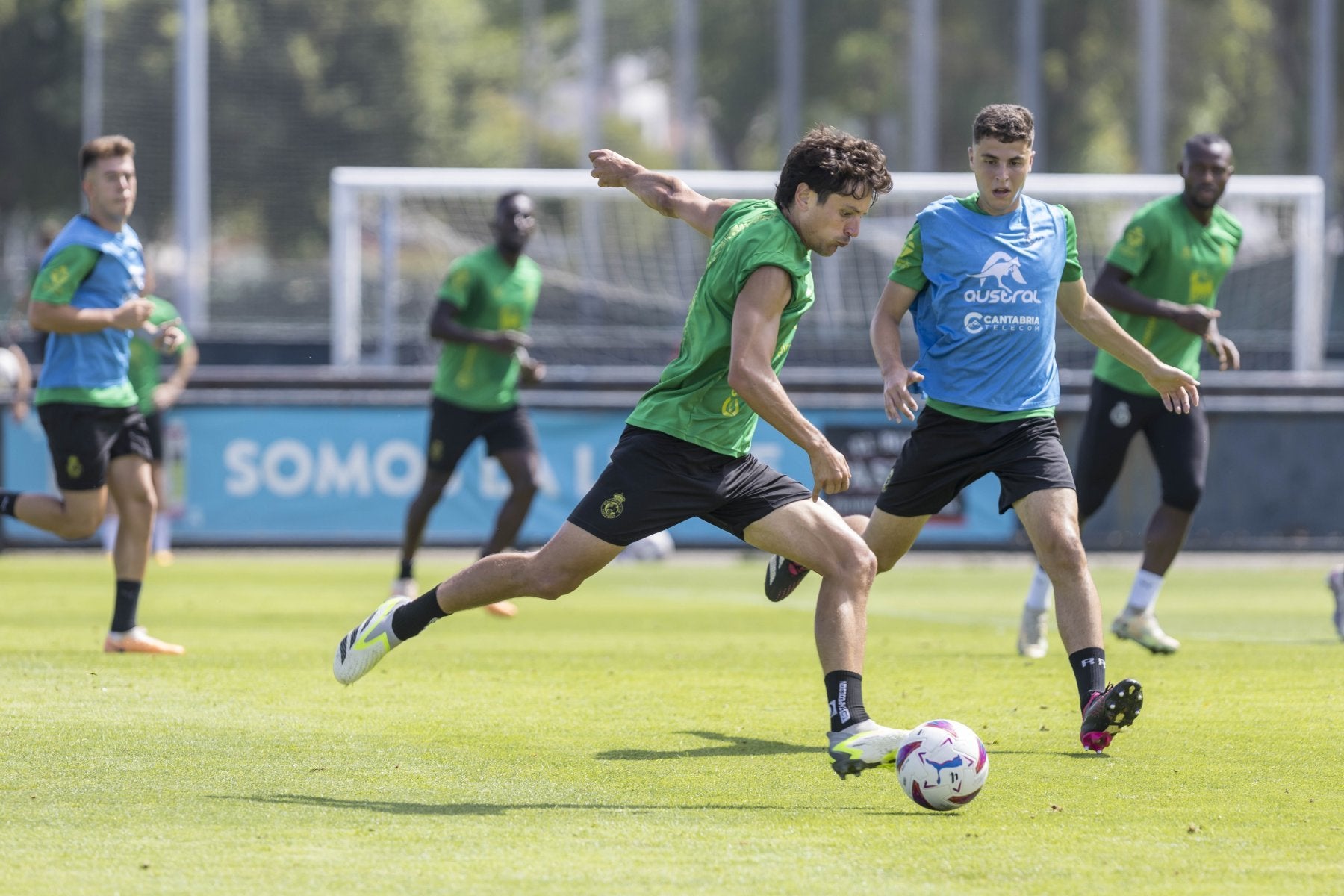 Marco Sangalli golpea el balón en la sesión de ayer, ante Iván Morante.