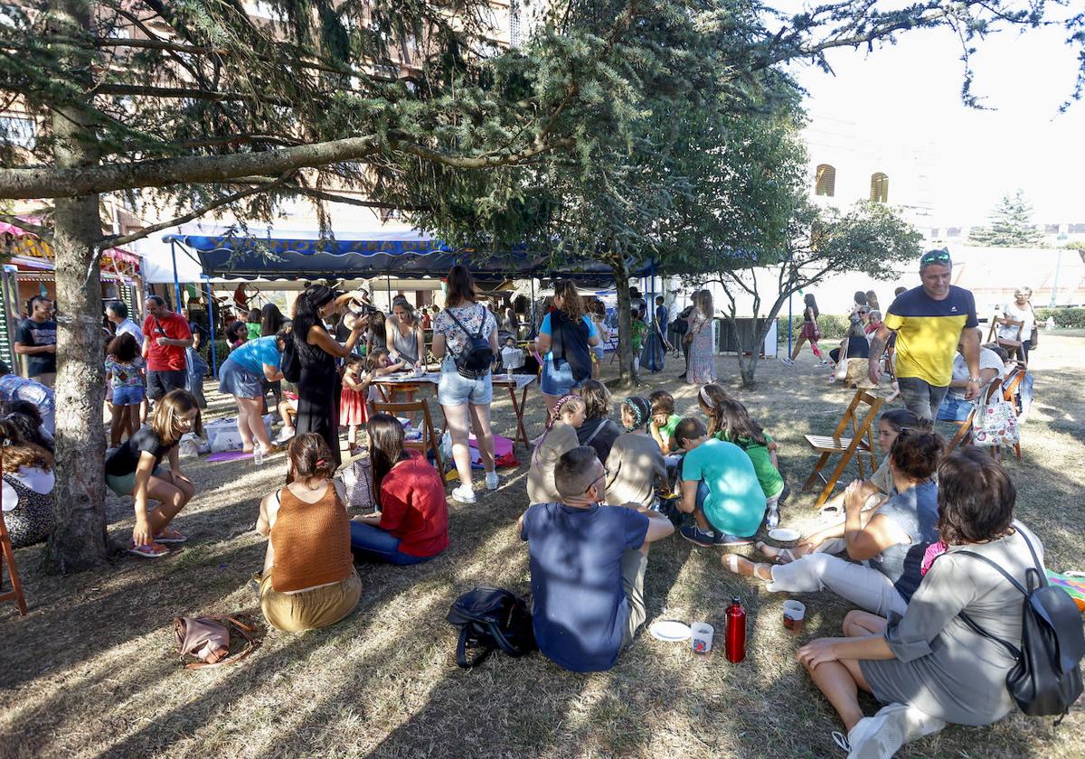 Vecinos y visitantes disfrutan de unos refrescos en El Zapatón, hogar de las casetas y las asociaciones en estas fiestas.