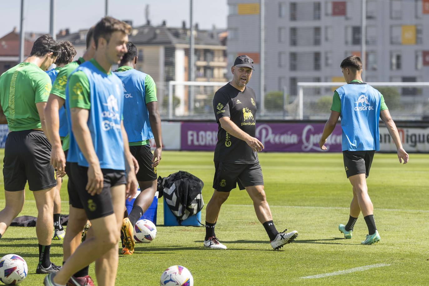 José Alberto da instrucciones a sus futbolistas. 