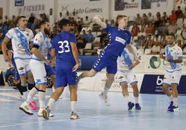 Nico Bono se dispone a efectuar un lanzamiento hacia la portería del Cangas en la segunda semifinal