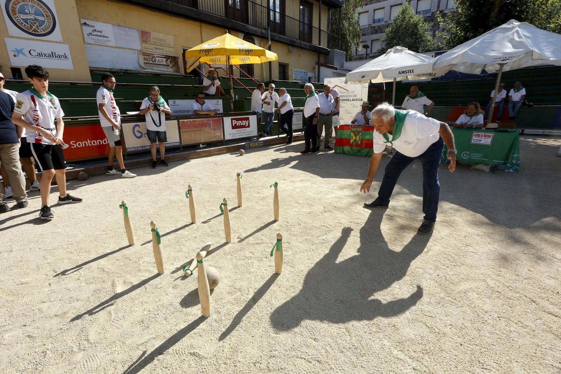 Un participante lanza la bola durante el Birle Solidario celebrado en la Peña Bolística de Torrelavega.