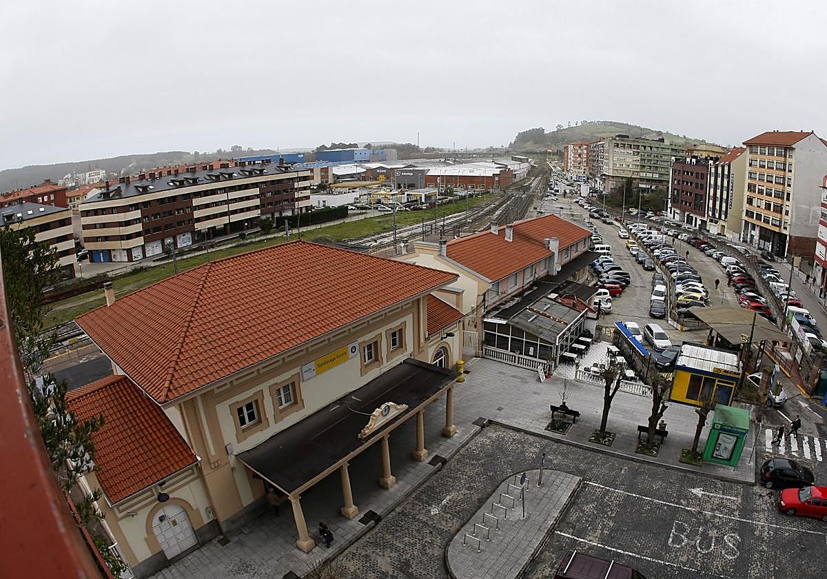 Las vías del tren son, desde finales del siglo XIX, una barrera constante en la rutina de miles de vecinos de Torrelavega.