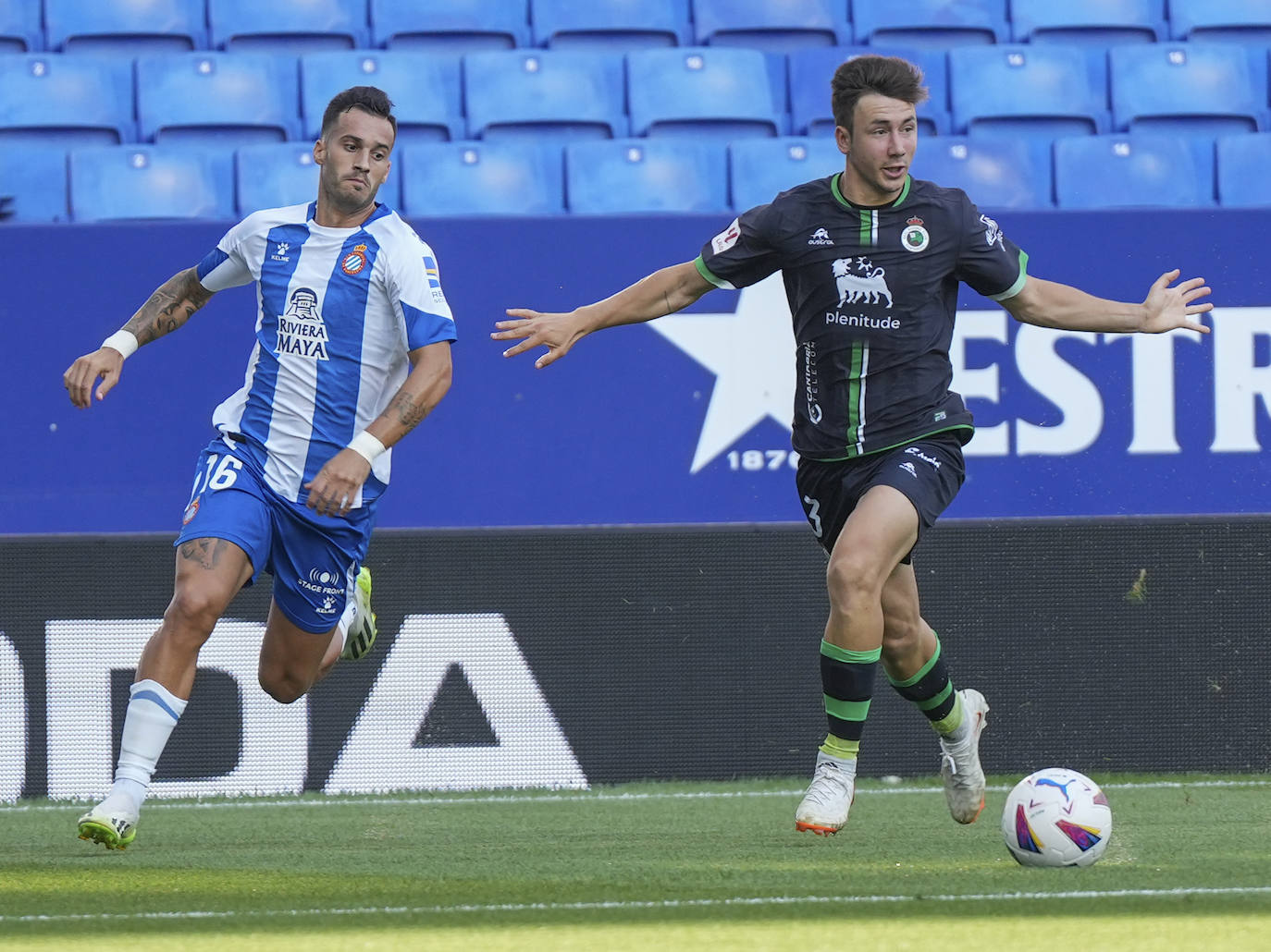 Saúl controla el balón en Cornellá