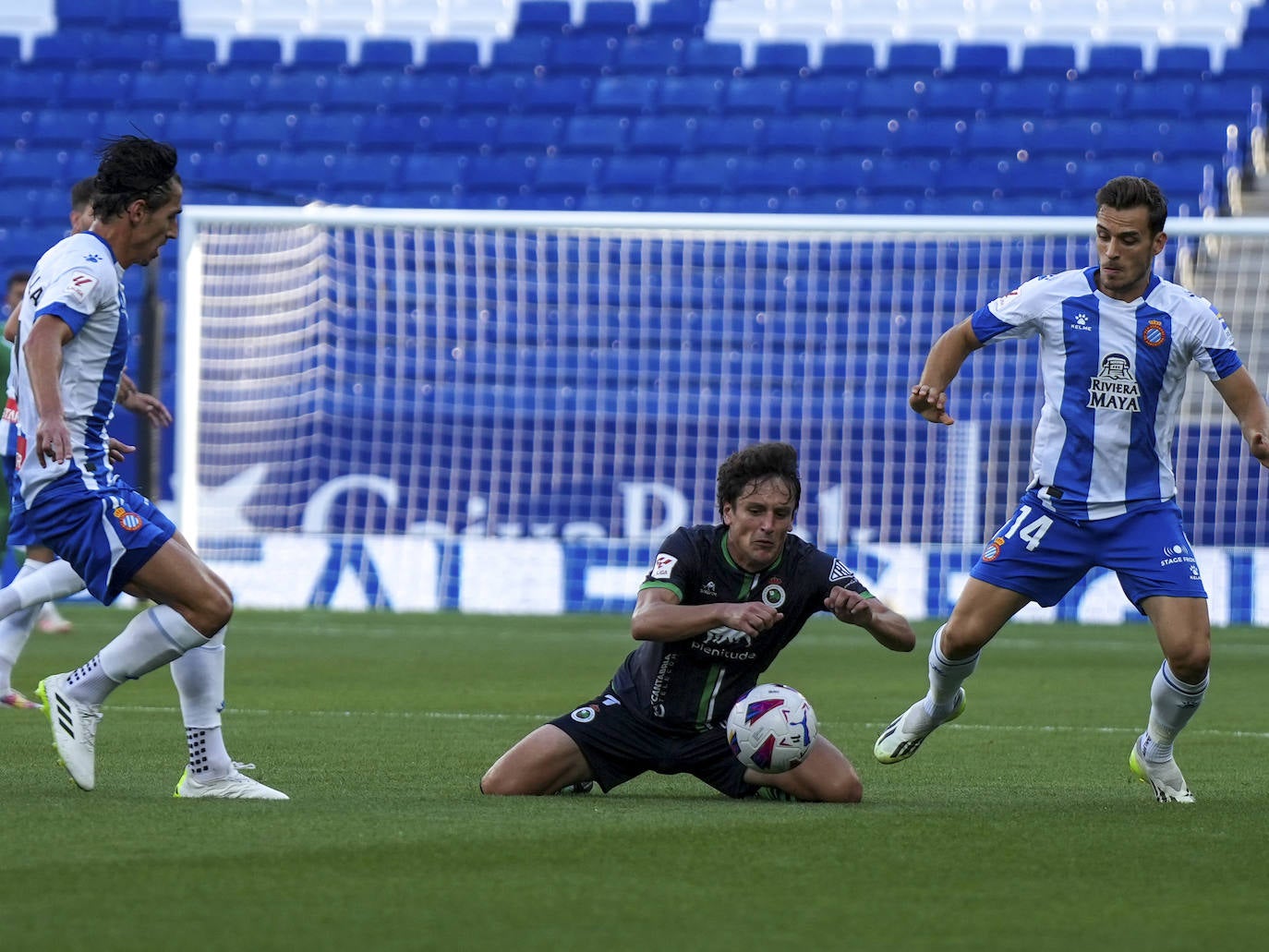 Sangalli a punto de perder la pelota ante dos rivales del Espanyol 