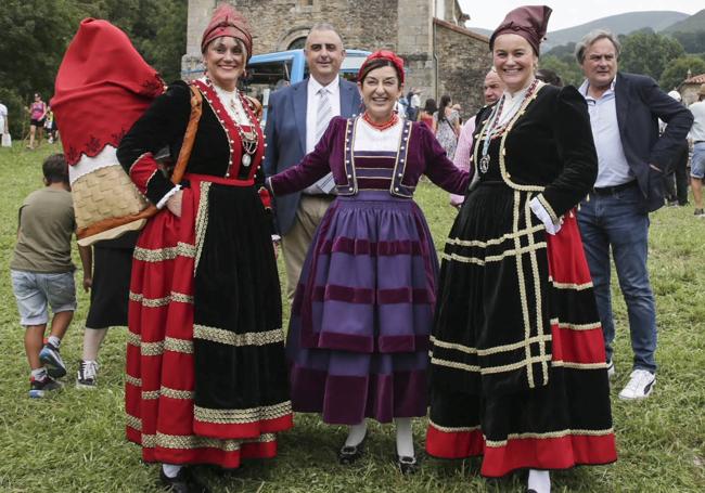 Buruaga, vestida de pasiega, en la festividad de Nuestra Señora de Valvanuz, en Selaya.