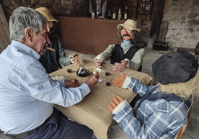 Revilla, jugando un tute ficticio en Barriopalacio de Anievas.