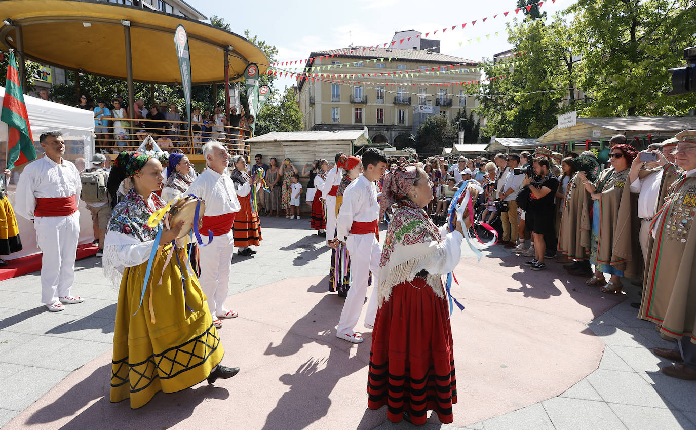 Las bailarinas actuaron con el traje típico de montañesa.