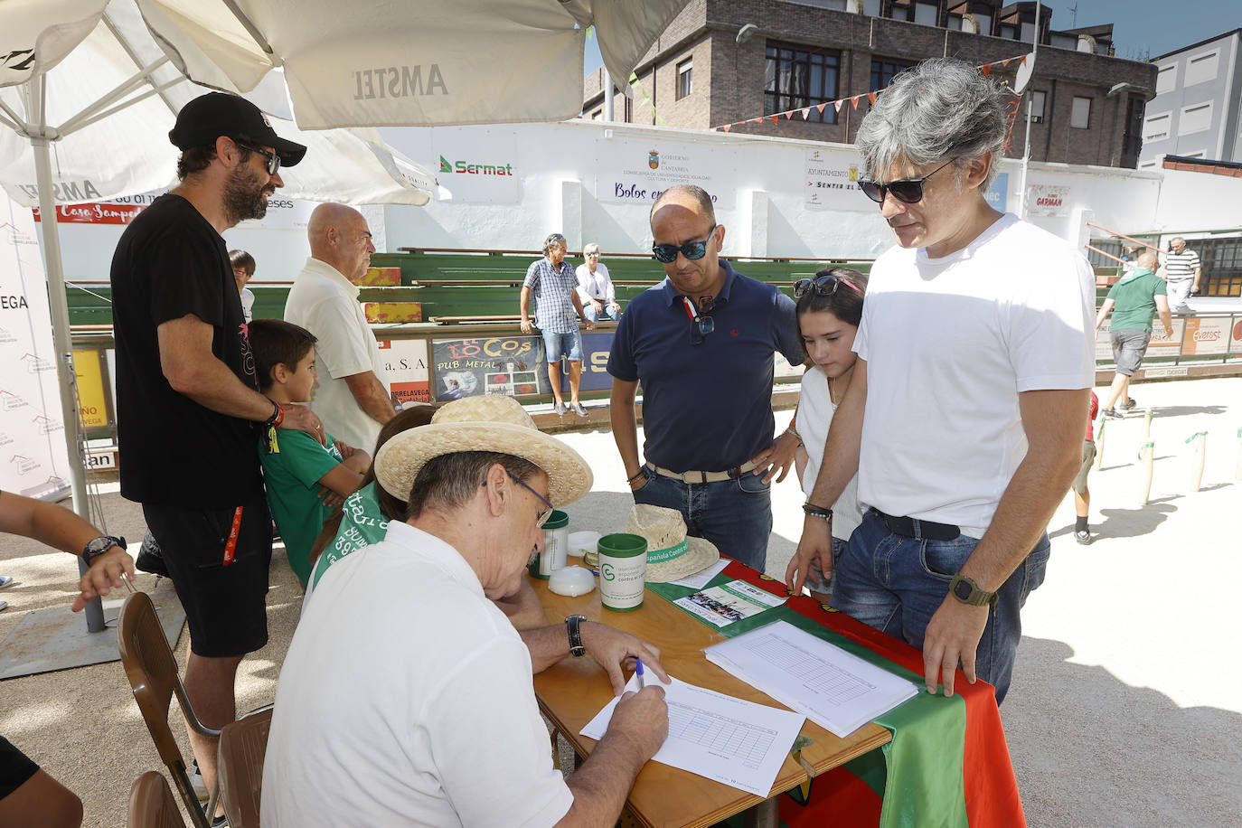 Se recaudaron fondos para la Asociación Española contra el cáncer.