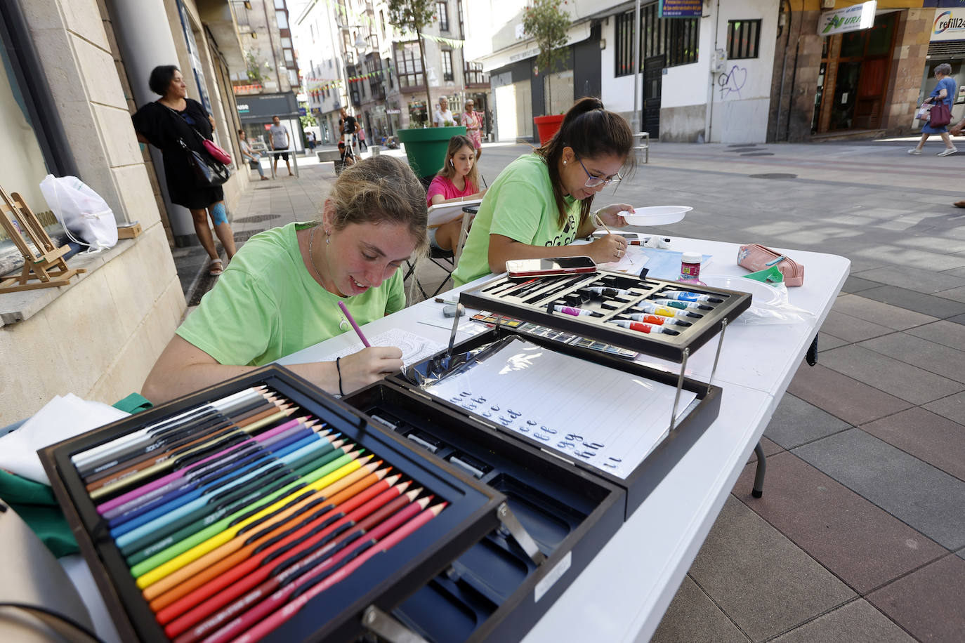 Las calles del centro se han llenado este sábado de mesas y pinturas de colores, durante el concurso de pintura de las peñas. 