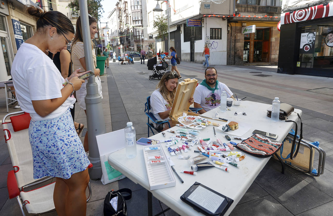 Los peñistas se han acomodado en la calle Consolación desde las diez de la mañana para empezar a inmortalizar la ciudad sobre el lienzo. 