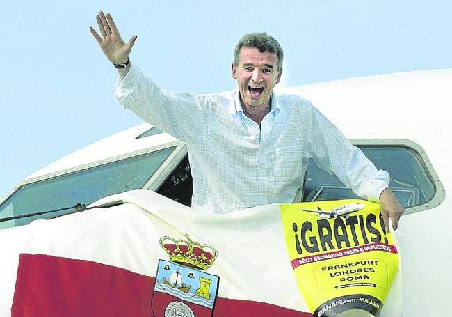 Año 2004. Michael O'Leary, responsable de Ryanair, vino para celebrar (a su manera) la llegada de la compañía.