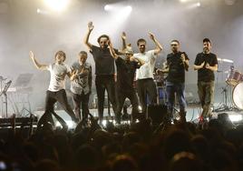 Iván Ferreiro y su banda saludan al público en Torrelavega.