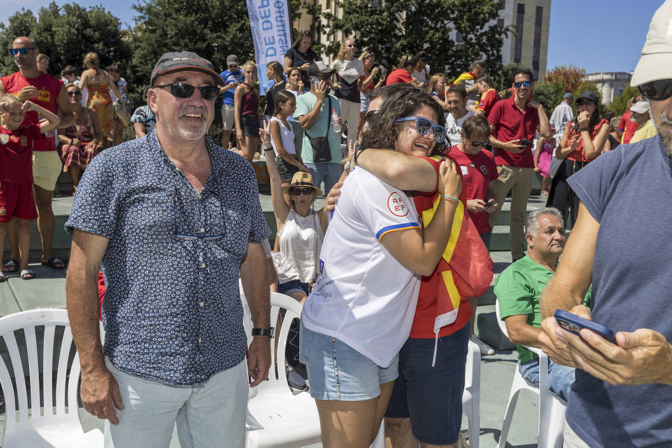 Abrazos y emoción con el triunfo de España. 