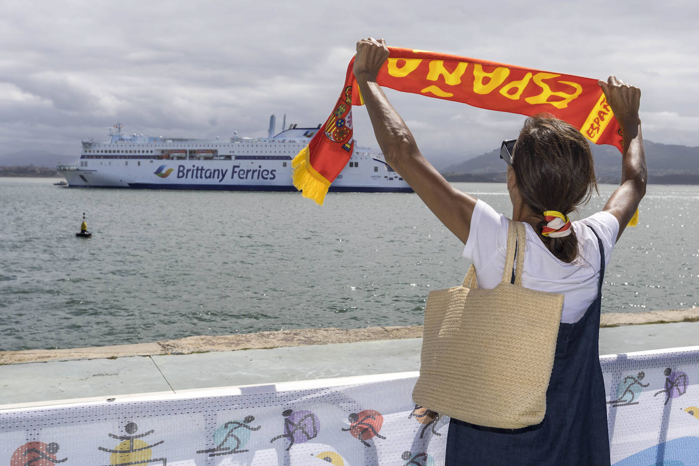 Una aficionada posa con una bufanda de España. 