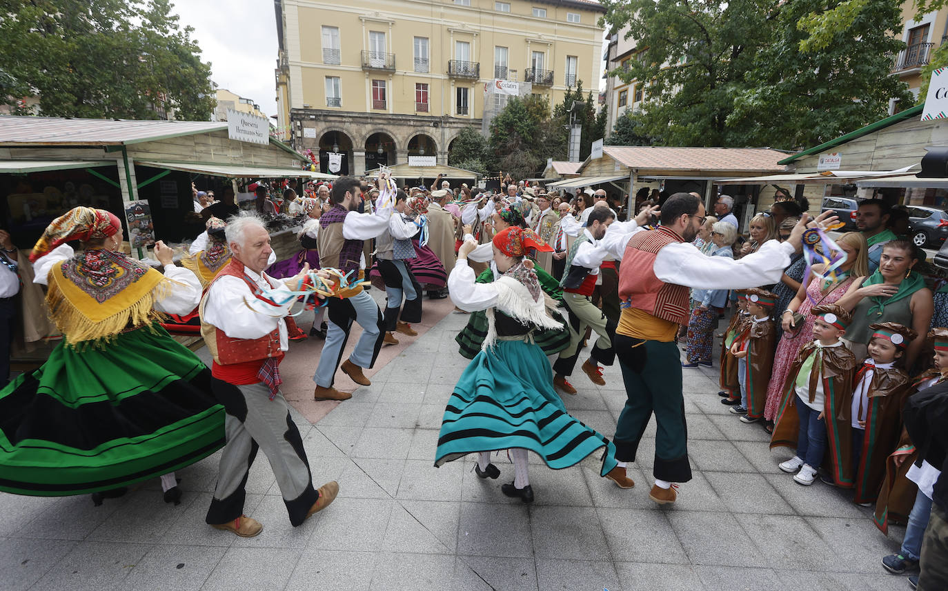 Actuación folclórica en la Feria del Hojaldre