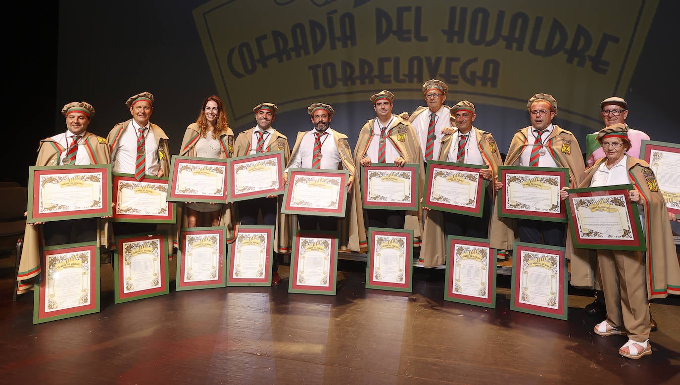 Los nuevos Cofrades de Número muestran los diplomas.