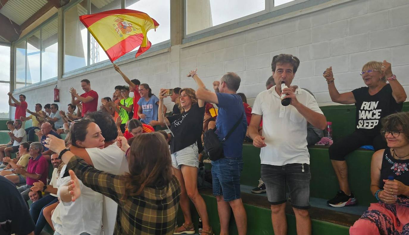 Celebración en la bolera de Oreña del gol de Olga Carmona