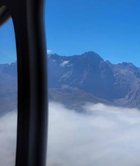 Imagen secundaria 2 - Imágenes de los rescates de hoy en el helipuerto de Tama y en la cima Peña Olvidada.