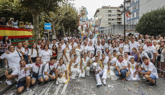 La Gala Floral de Torrelavega llena las calles de colores y vecinos